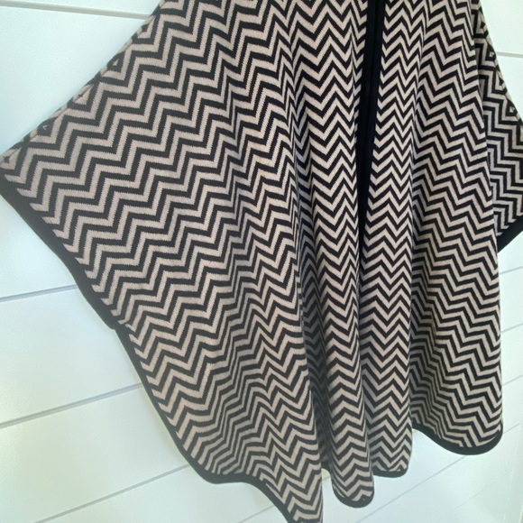 Liz Claiborne Chevron Sweater Poncho Size: L/XL - Picture 2 of 10
